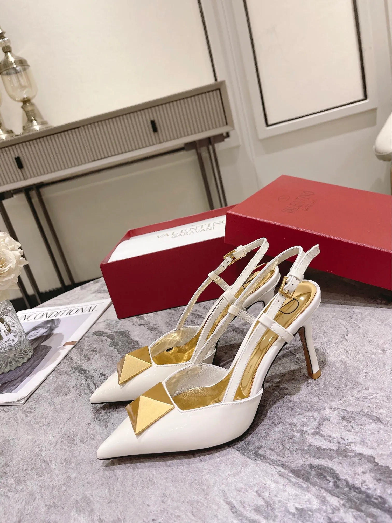 👟👟Ex-factory price 400👟👟 Genuine leather sole +40 Valentino Valentino spring and summer new rivet shoes are new☑️ —————————————— The latest golden big rivet element is full of high-end sense! Extremely fashionable Heel height: 9.5cm Upper: Matt sheepskin Lining: Sheepskin lining Outsole: Italian genuine leather outsole, rubber sole optional Color: Two styles and 8 colors available Code number: 34-41 (34 and 42 customized are not returnable)